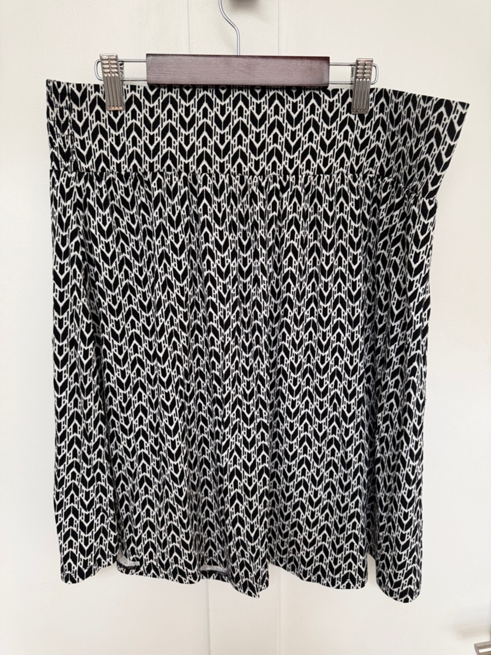 Lane Bryant Black & White Geometric Pattern A-Line Skirt